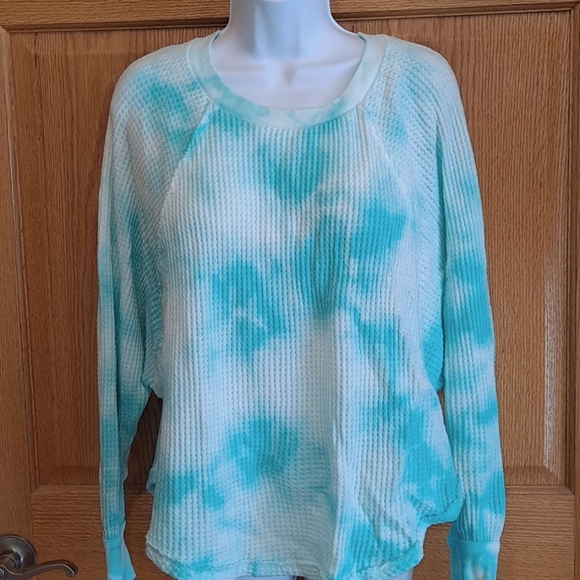 BUCKETLIST Ble And White  Thermal Knit Tie Dye Top - Picture 2 of 7